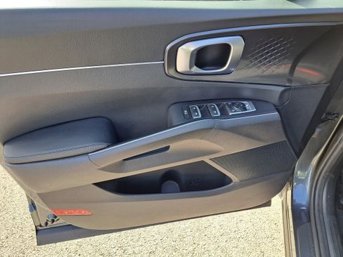 Used 2023 Kia Sorento LX image 11