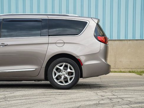 Used 2017 Chrysler Pacifica Touring-L Plus w/ Tire & Wheel Group FWD image 7