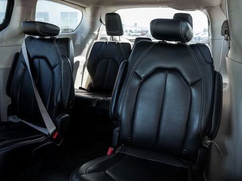 Used 2023 Chrysler Pacifica Touring-L FWD image 27