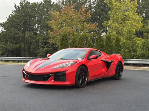 Used 2025 Chevrolet Corvette E-Ray w/ Stealth Interior Trim Package AWD/4WD image 11