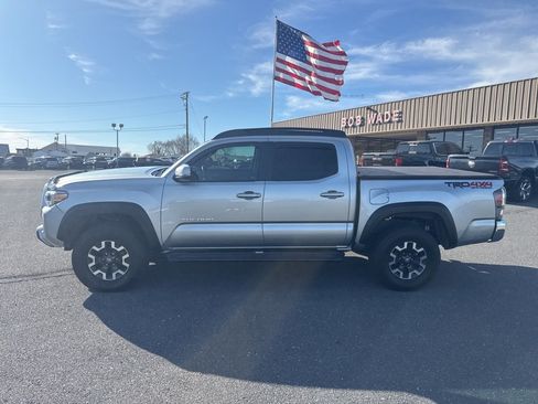 Used 2022 Toyota Tacoma TRD Off-Road image 2