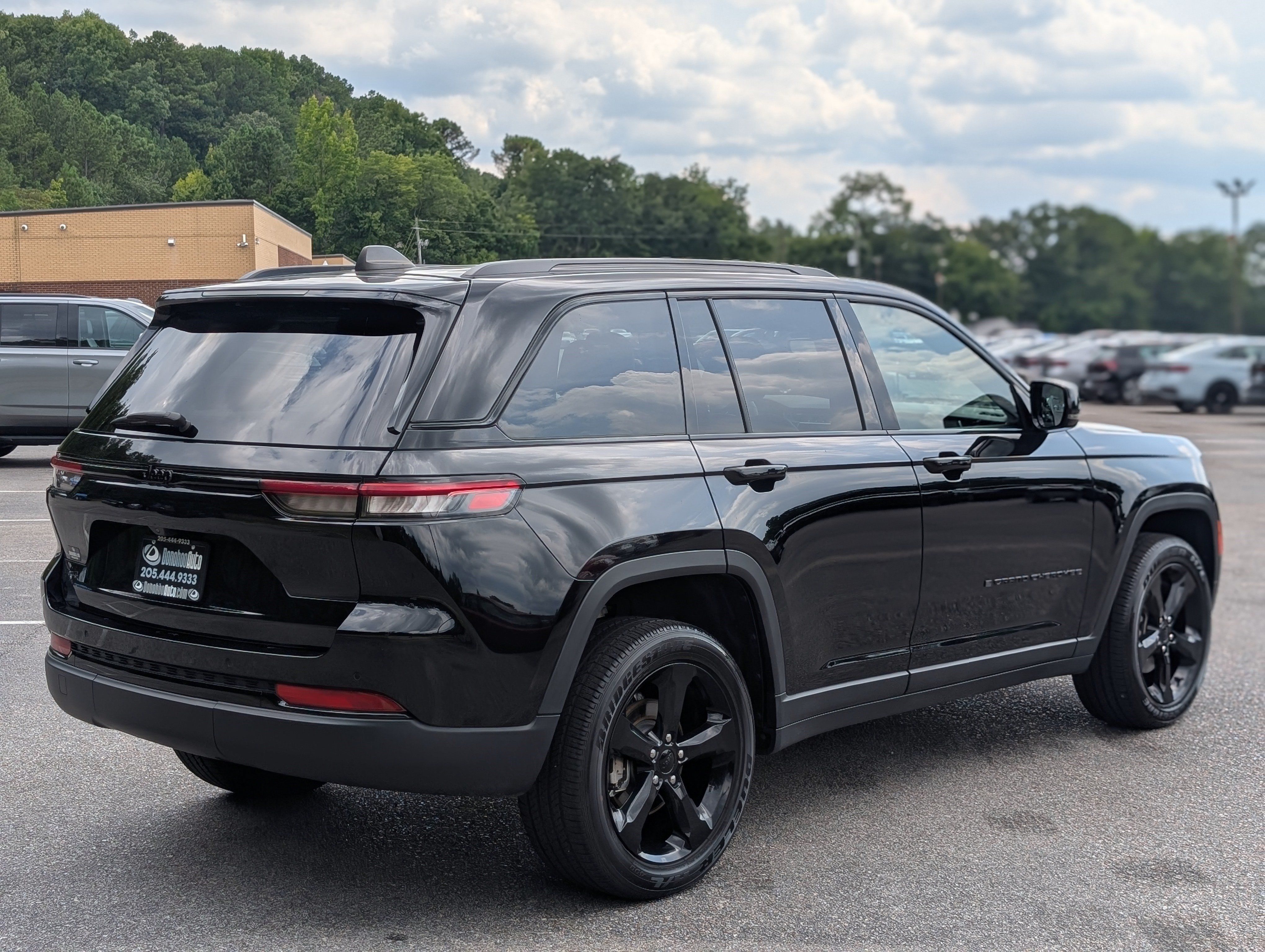 Used 2024 Jeep Grand Cherokee Altitude AWD/4WD image 9