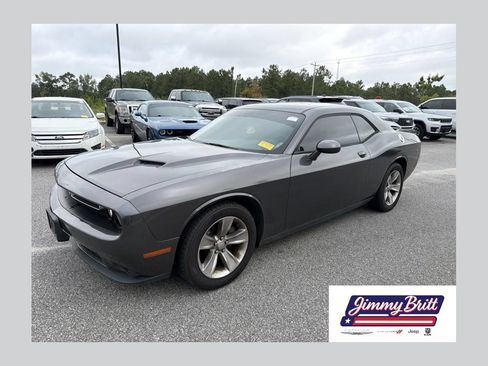 Used 2017 Dodge Challenger SXT RWD image 1