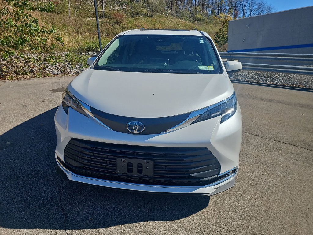 Used 2022 Toyota Sienna XLE AWD/4WD image 2