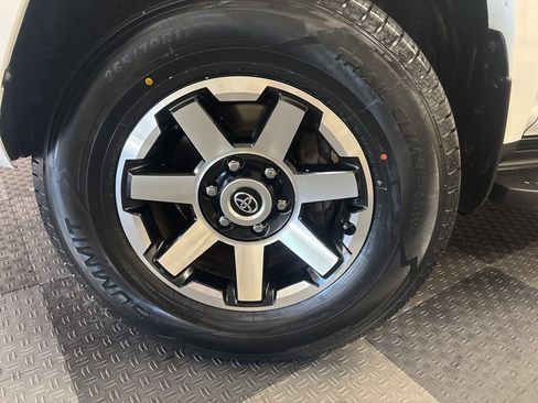 Used 2024 Toyota 4Runner TRD Off-Road Premium image 7