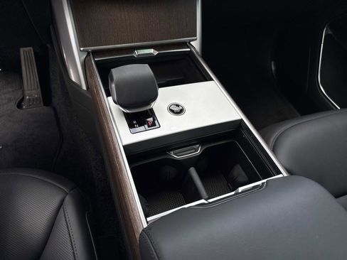 Certified 2025 Land Rover Range Rover SE image 27