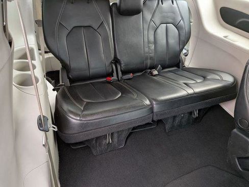 Certified 2023 Chrysler Pacifica Touring-L FWD image 27