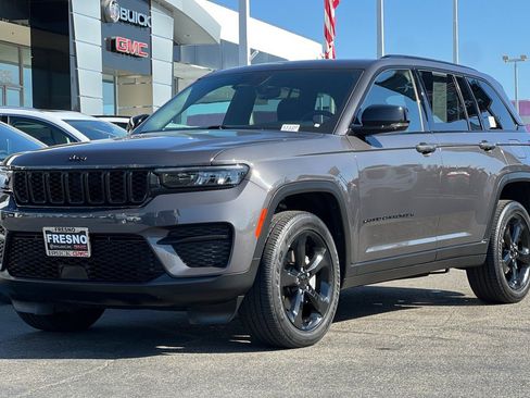 Used 2023 Jeep Grand Cherokee Altitude AWD/4WD image 8