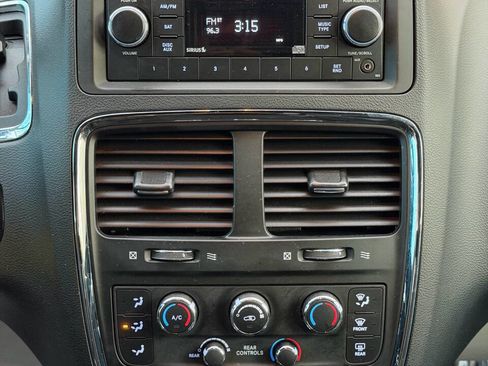 Used 2014 Dodge Grand Caravan SXT image 39