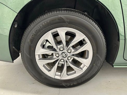 Used 2025 Toyota Sienna XLE image 70