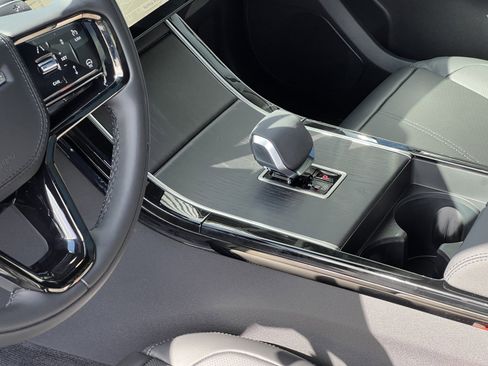 New 2025 Land Rover Range Rover Velar Dynamic SE image 18