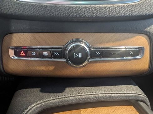 Used 2021 Volvo XC90 T6 Momentum w/ Climate Package image 22