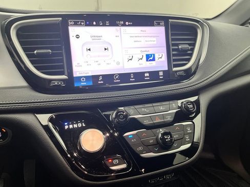 Used 2023 Chrysler Pacifica Touring FWD image 25