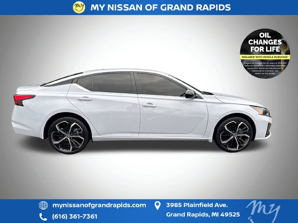 Used 2025 Nissan Altima 2.5 SR AWD/4WD image 9