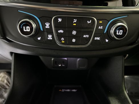 Used 2023 Chevrolet Traverse LT FWD image 21