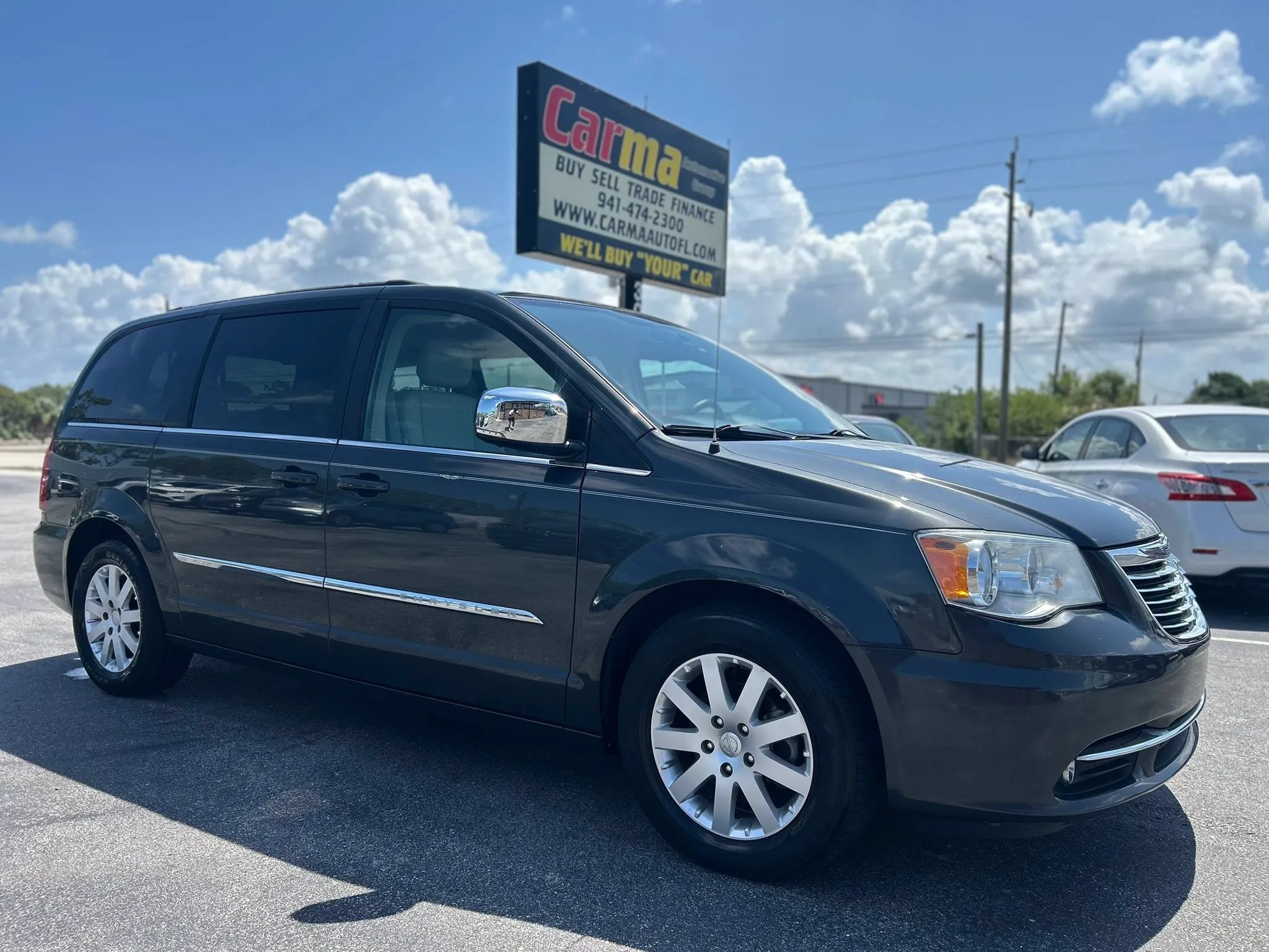 Used 2011 Chrysler Town & Country Touring-L FWD image 2