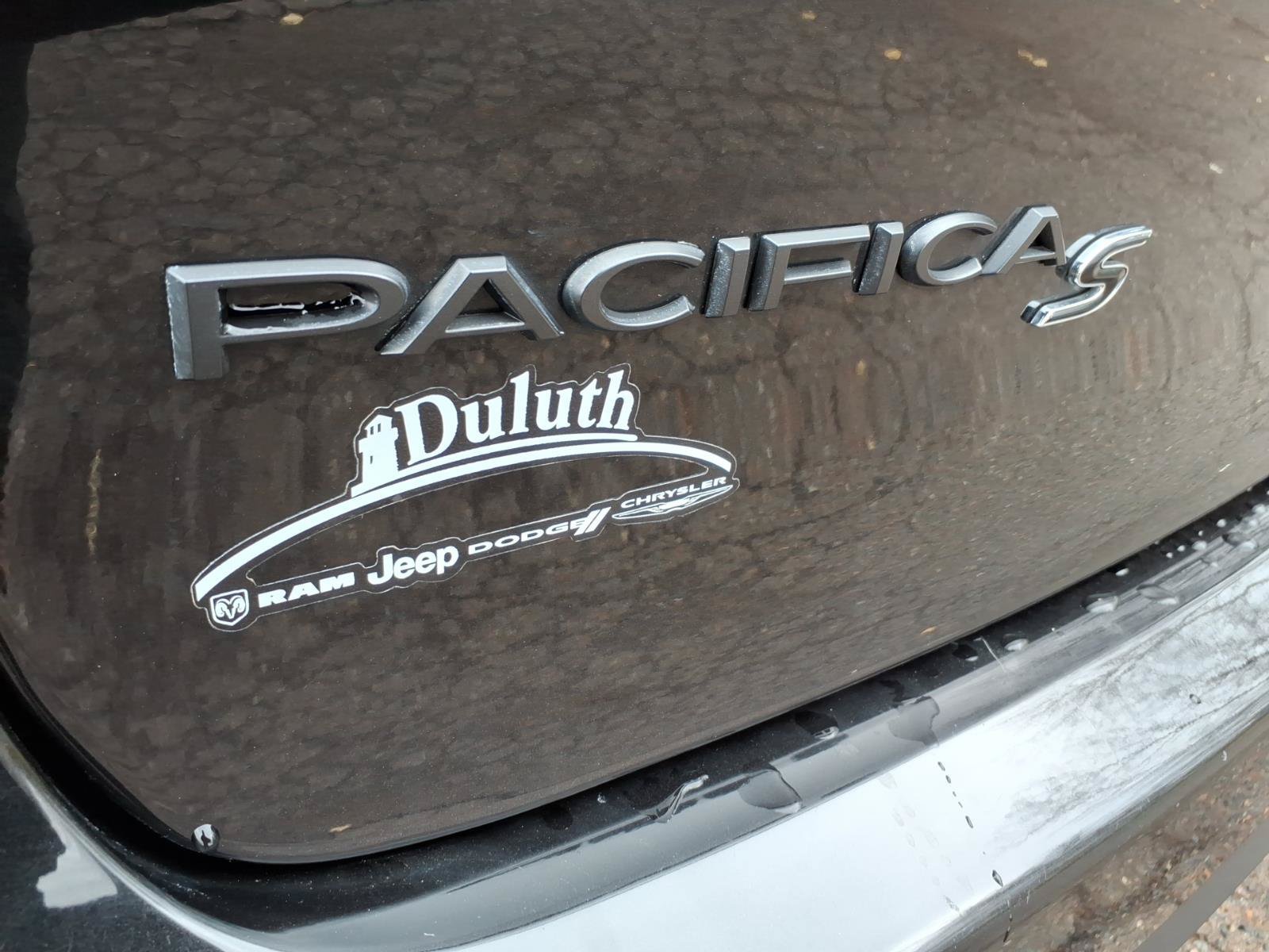 Used 2024 Chrysler Pacifica Premium FWD image 15