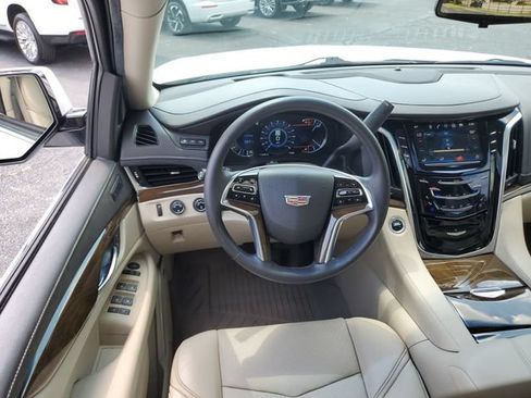 Used 2020 Cadillac Escalade Premium Luxury AWD/4WD image 11
