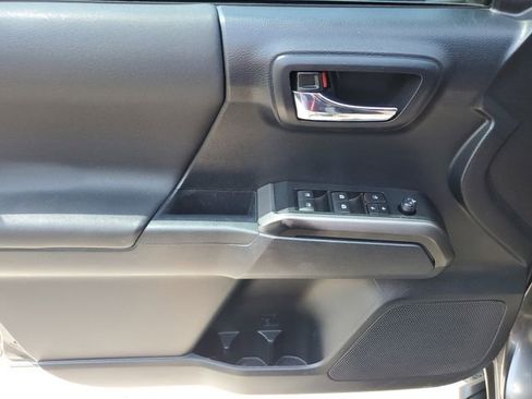 Used 2019 Toyota Tacoma TRD Off-Road AWD/4WD image 18