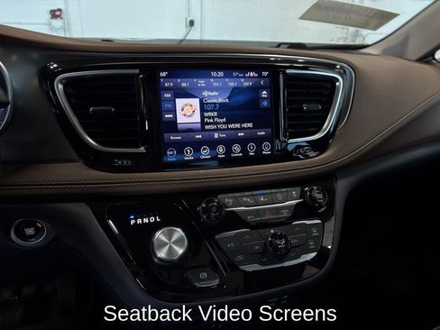 Used 2018 Chrysler Pacifica Limited w/ Tire & Wheel Group FWD image 19