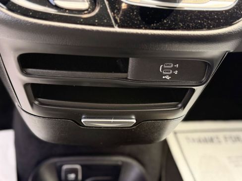 Used 2026 Chrysler Pacifica Select FWD image 34