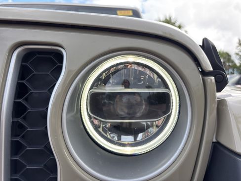Used 2020 Jeep Gladiator Overland AWD/4WD image 6