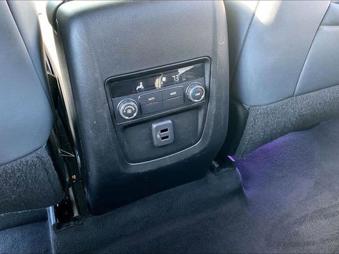 Used 2023 Buick Enclave Essence image 10