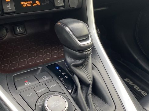 Used 2019 Toyota RAV4 Limited image 19