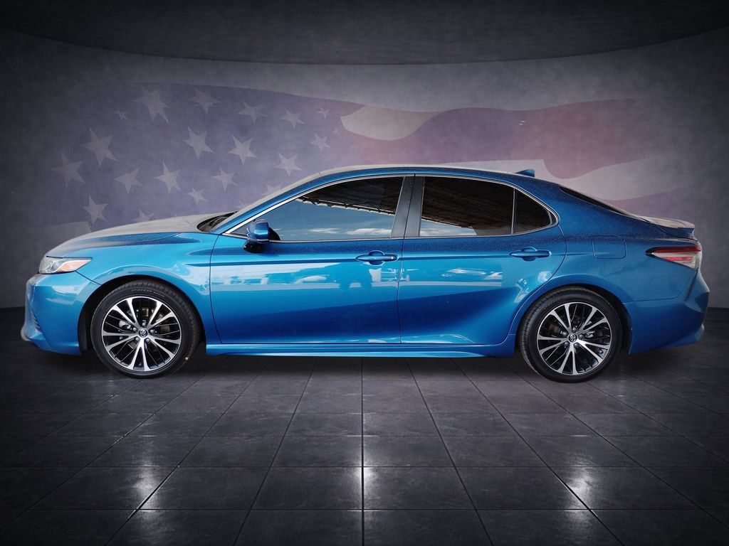 Used 2019 Toyota Camry SE w/ Carpet Mat Package FWD image 2