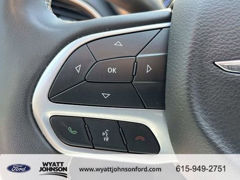 Used 2023 Chrysler Pacifica Touring-L image 31