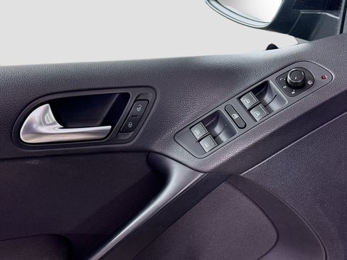 Used 2017 Volkswagen Tiguan S image 24