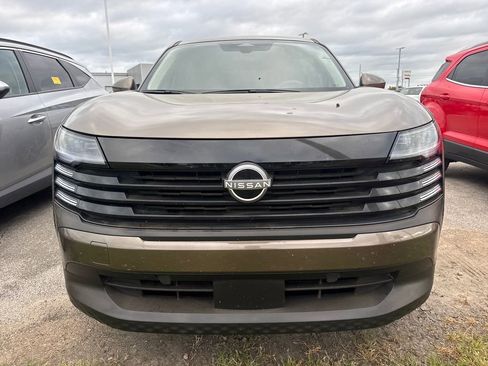 Used 2025 Nissan Kicks SV w/ Illumination Package image 2