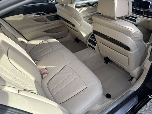 Used 2020 BMW 750i xDrive w/ Autobahn Package image 32