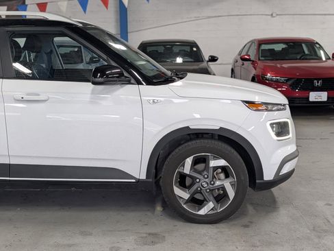 Used 2022 Hyundai Venue Limited image 8