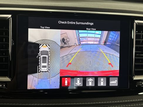 Used 2025 Chrysler Pacifica Select image 21