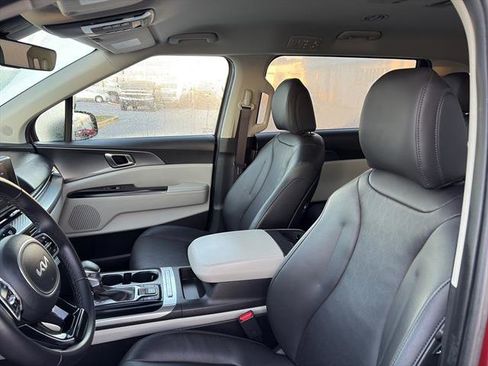 Used 2023 Kia Carnival LX image 14