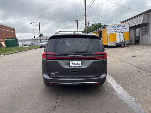 Used 2022 Chrysler Pacifica Touring-L FWD image 6