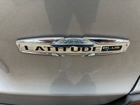 Used 2020 Jeep Cherokee Latitude Plus w/ Comfort/Convenience Group AWD/4WD image 17