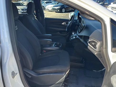 Used 2020 Chrysler Pacifica Touring w/ S Appearance Package FWD image 5