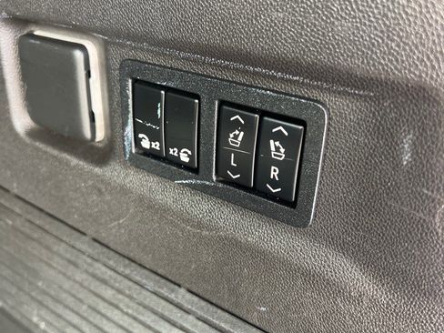 Used 2021 Chevrolet Suburban Premier w/ Premium Package AWD/4WD image 14