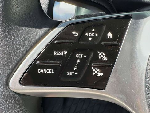 Used 2025 Mercedes-Benz GLB 250 4MATIC image 21