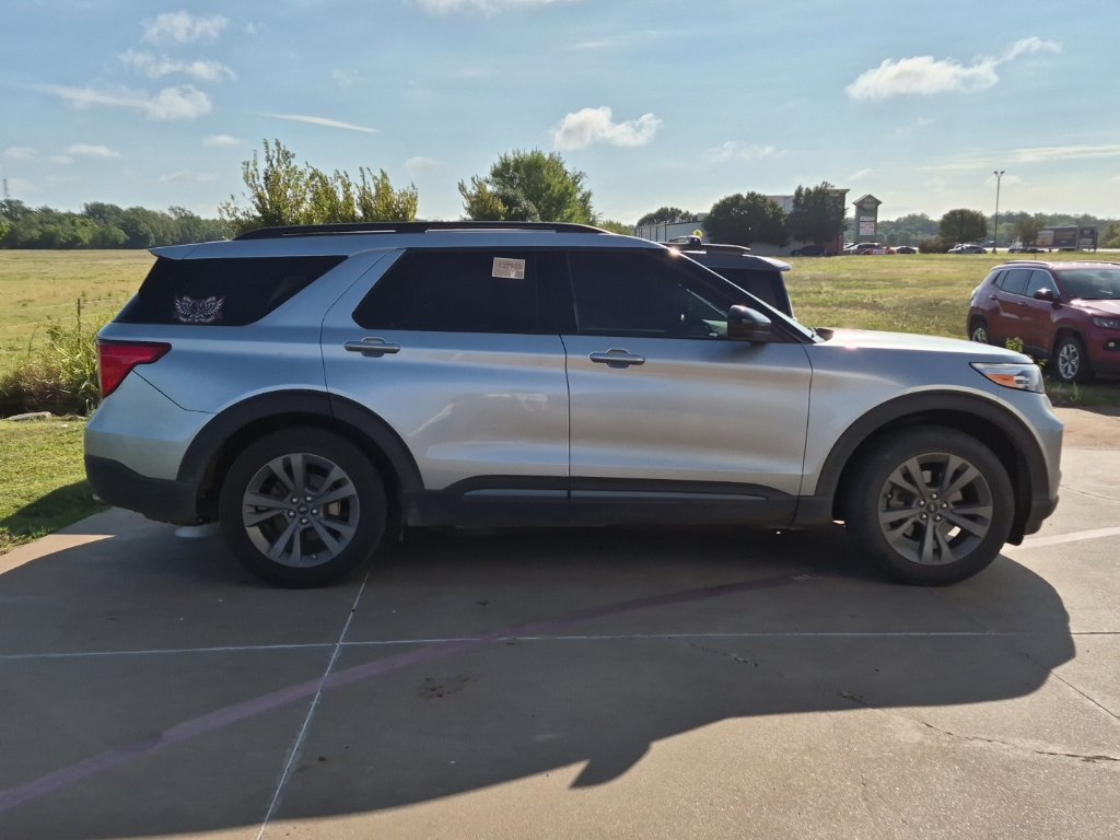 Used 2023 Ford Explorer XLT w/ Equipment Group 202A RWD image 2