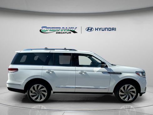 Used 2023 Lincoln Navigator Reserve AWD/4WD image 9