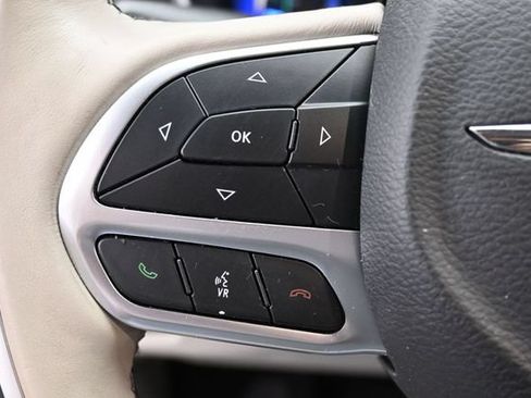 Used 2020 Chrysler Pacifica Limited FWD image 18