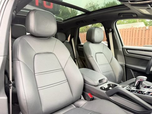Used 2023 Porsche Cayenne Platinum Edition AWD/4WD image 33