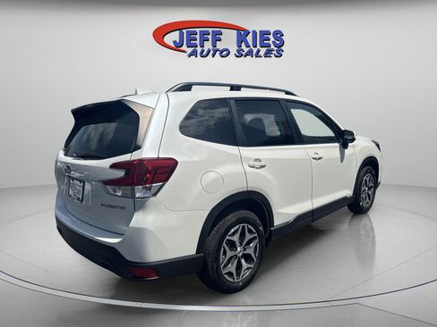 Used 2019 Subaru Forester Premium AWD/4WD image 5
