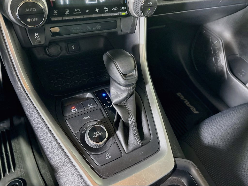 Used 2020 Toyota RAV4 LE w/ All Weather Liner Package AWD/4WD image 17