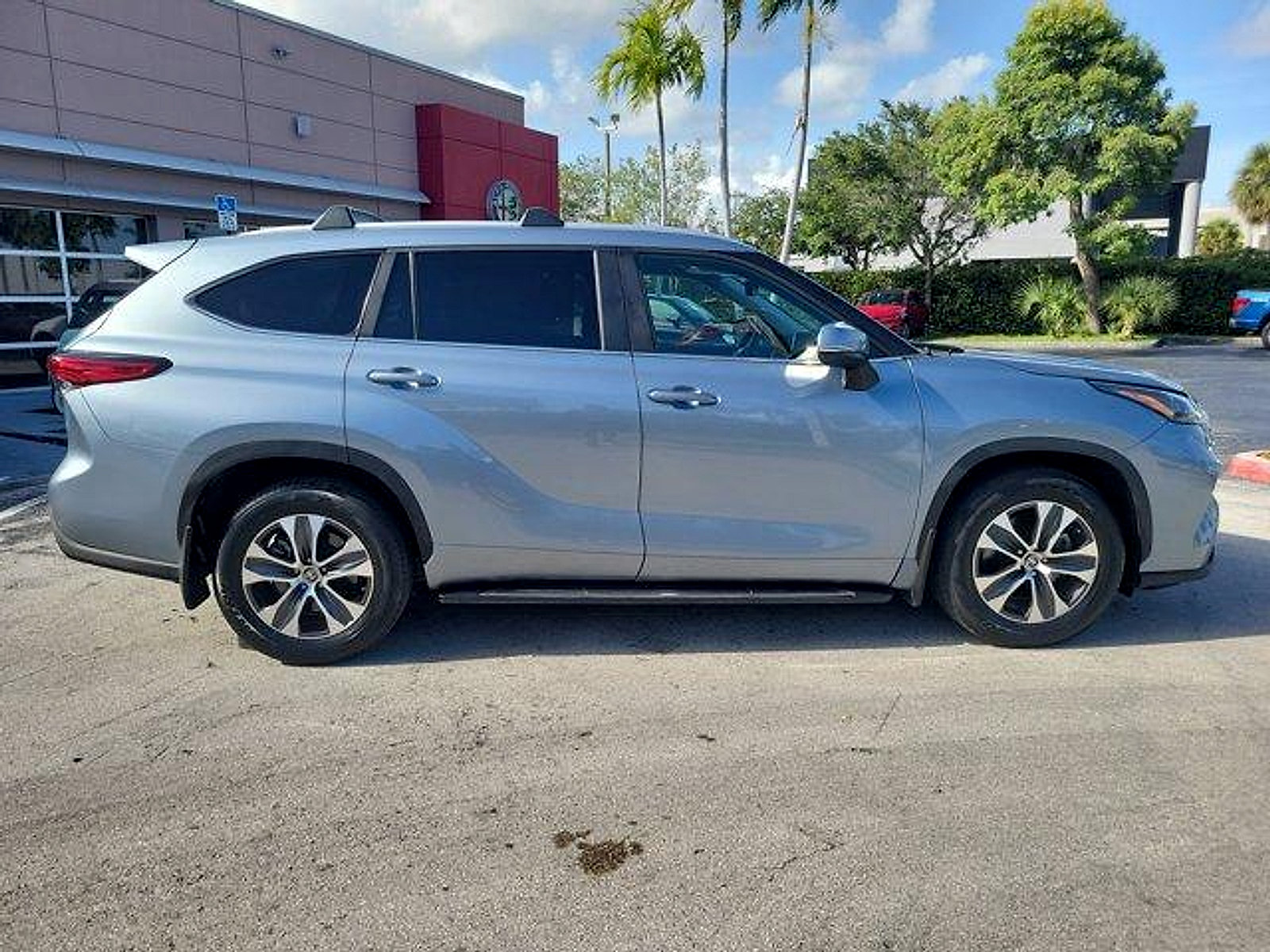 Used 2023 Toyota Highlander XLE FWD image 8