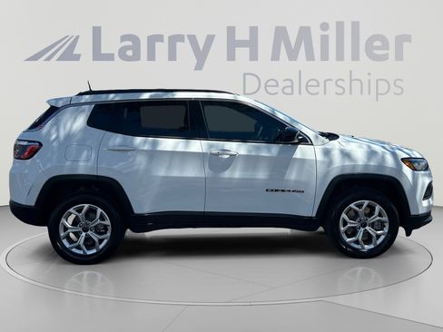 Used 2025 Jeep Compass Latitude AWD/4WD image 6