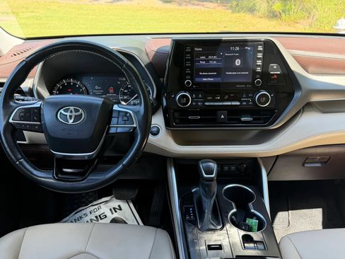 Used 2021 Toyota Highlander XLE FWD image 21